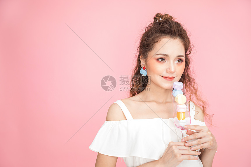 美妆少女手拿马卡龙图片