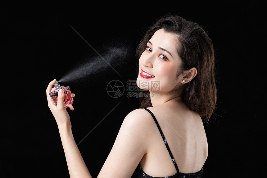 年轻女士喷香水图片