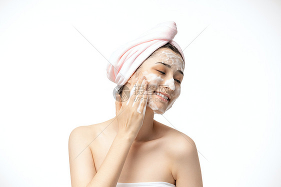 年轻女孩护肤洗脸图片
