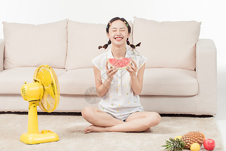 青年女子客厅吃西瓜高清图片