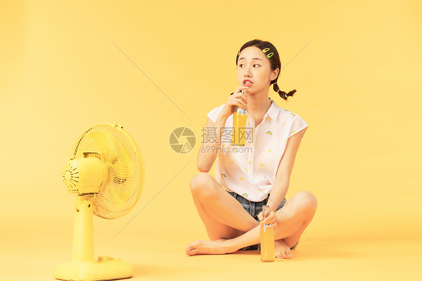 夏日美女喝汽水图片