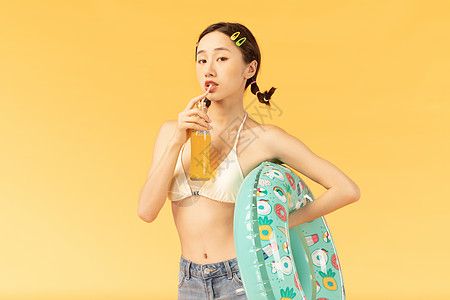 夏日美女喝汽水背景图片