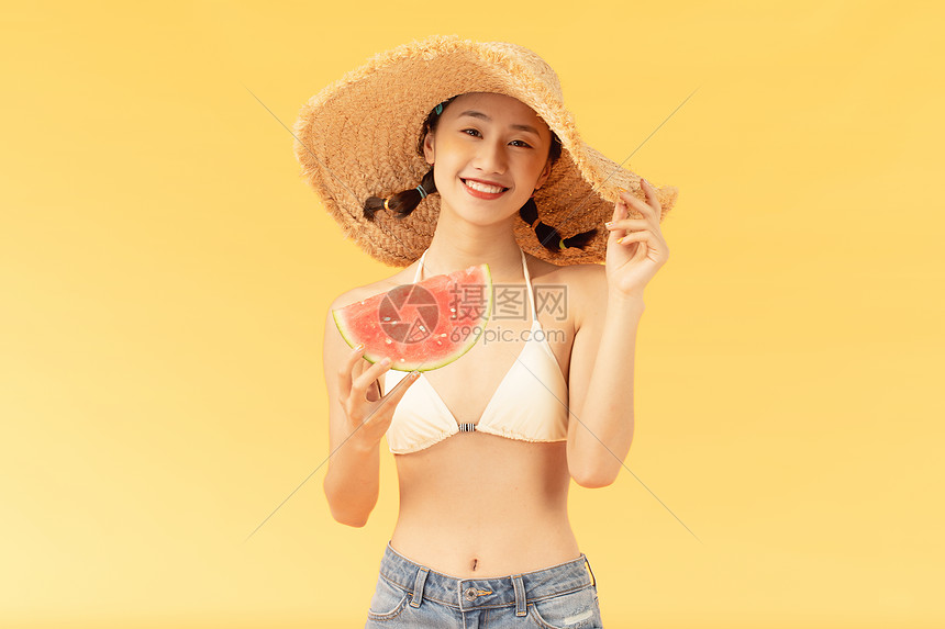 夏日美女吃西瓜图片