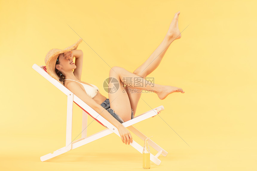青年女子沙滩椅乘凉 图片