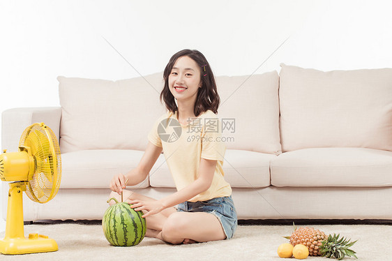 青年女子客厅吃西瓜图片