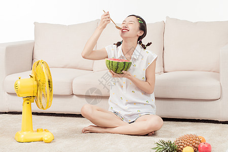 可爱夏天水果青年女子客厅吃西瓜背景