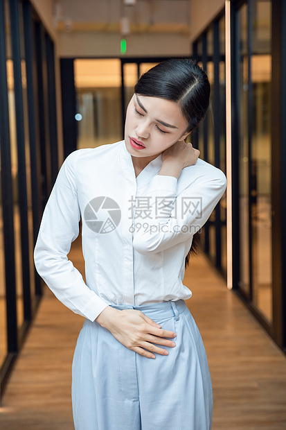 职场女性颈椎痛图片