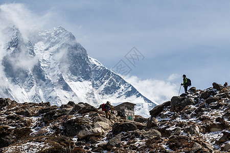 尼泊尔雪山戈壁徒步高清图片