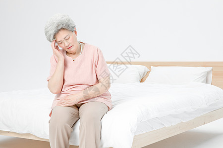 老人头疼床垫模特高清图片