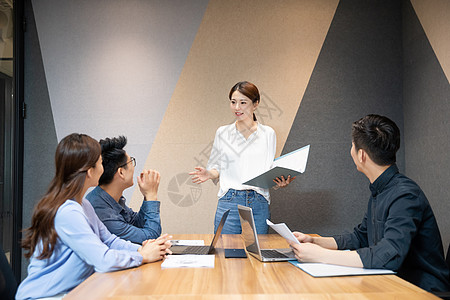 商务休闲职场白领会议室开会背景