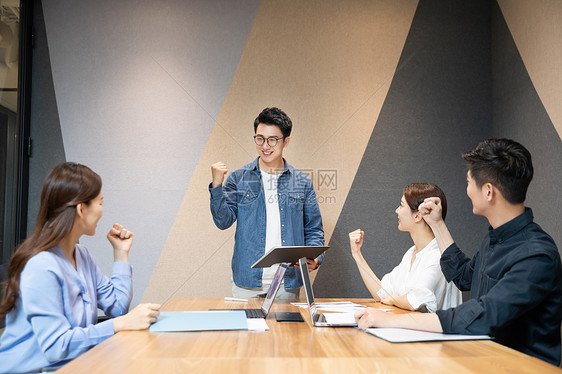 职场白领会议室开会图片