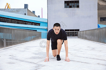 运动男性起跑图片