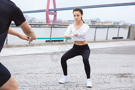 运动男性运动男女弹力绳健身背景