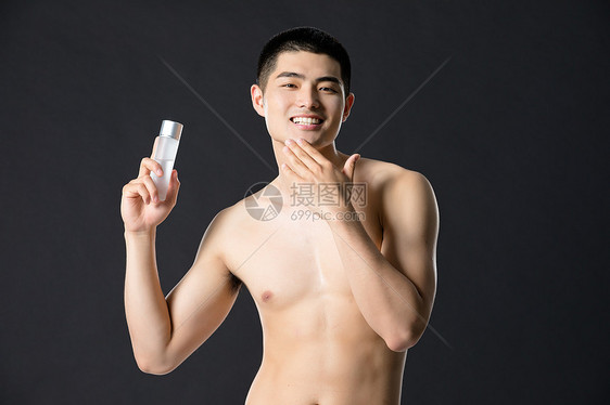 男性保湿护肤图片