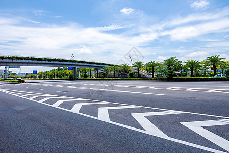 蓝天白云下公路背景