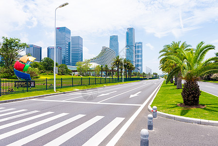 蓝天白云下道路图片