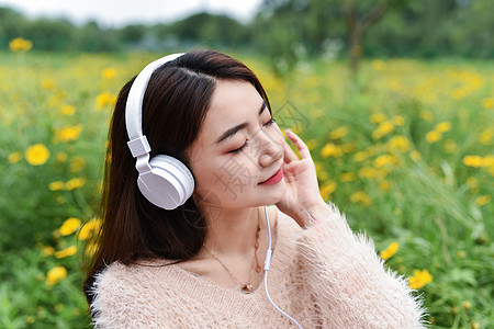 听歌的女孩戴耳机听歌甜美女生背景