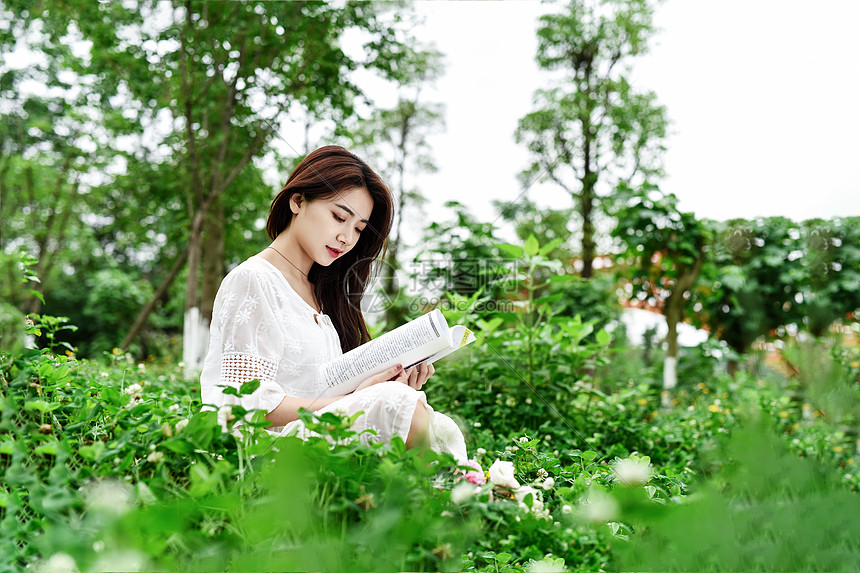 坐在草坪看书学习的女生