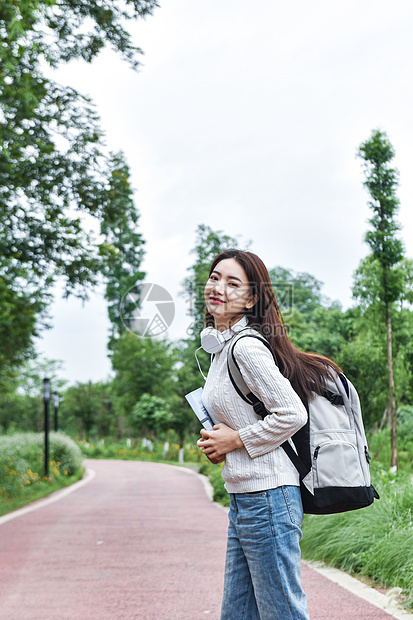 背着书包抱着书本的女学生图片