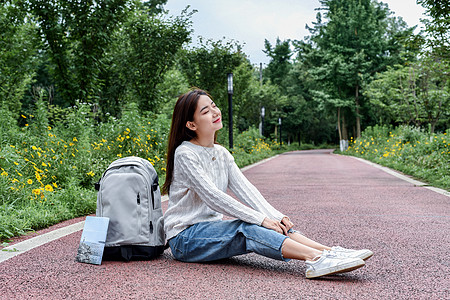 坐在路边看书休息的女学生图片