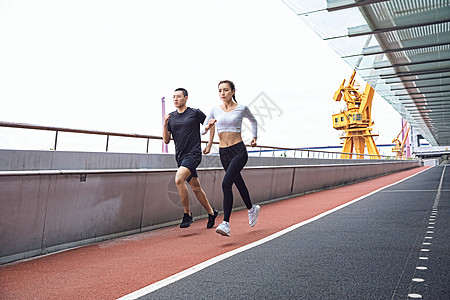 跑步的年轻人运动男女跑步背景