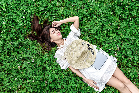 躺在草坪休息的女孩图片