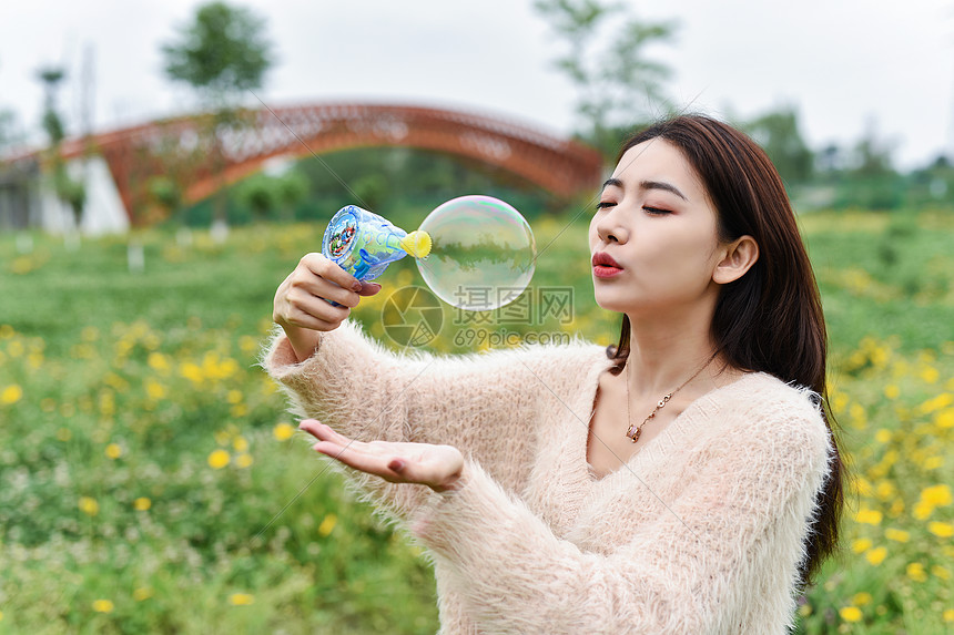 吹泡泡的女生图片