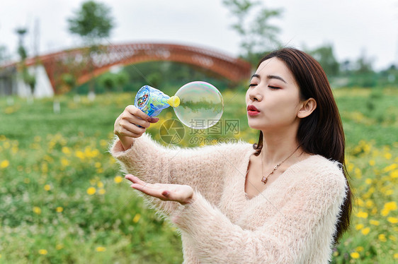 吹泡泡的女生图片