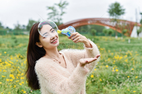 花园玩泡泡玩耍的女孩图片