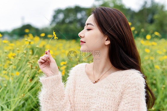 闻花香的美女图片