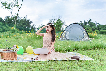 坐着玩耍女孩坐着玩电脑的美女背景