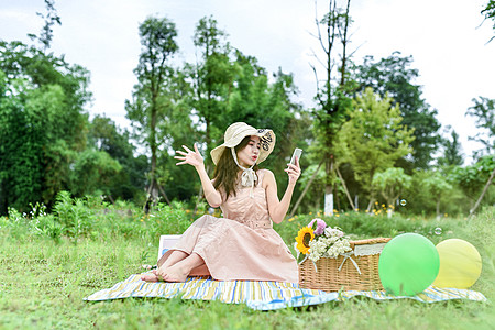 自拍的女生坐在草地视频直播的女生背景