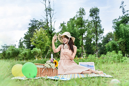 带草帽野餐的女生图片