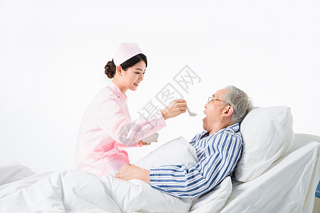 护士照顾老人吃饭高清图片