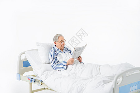 老人在病床上看报纸背景图片