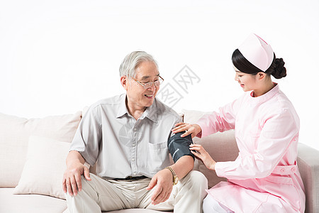 陪伴老人的重阳护士为老人测量血压背景