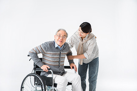 扶老人过马路护工扶老人从轮椅上站起背景