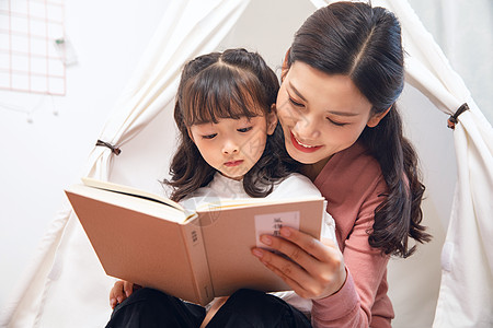 女孩室内看书妈妈陪小女孩阅读背景