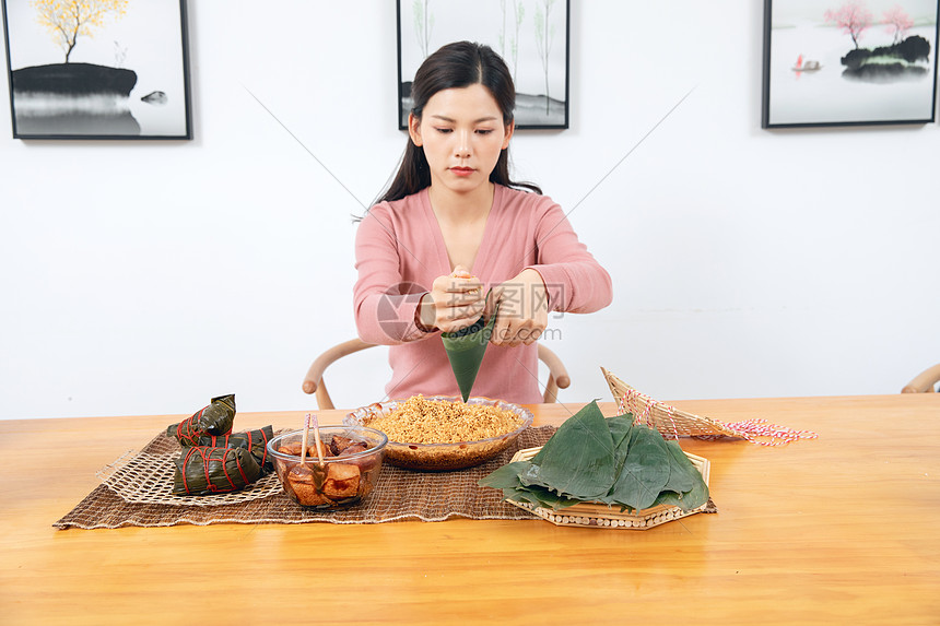 美女端午节包粽子图片