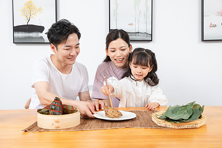 举着粽子女孩一家人吃粽子背景