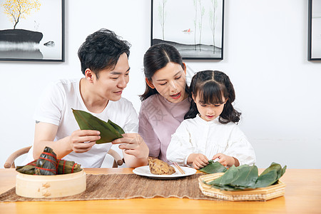 一家人端午节包粽子图片