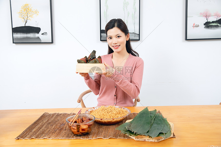 美女端午节包粽子图片