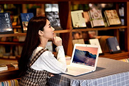 图书馆女生图书馆玩电脑的女生背景