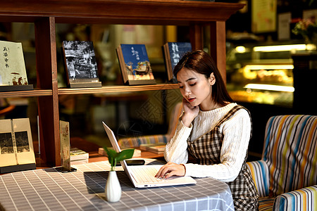 书店坐着用电脑的女学生高清图片