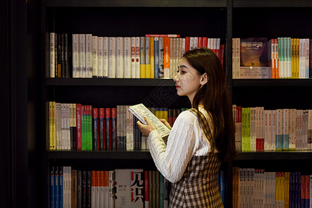 图书馆看书学习的女生背景图片
