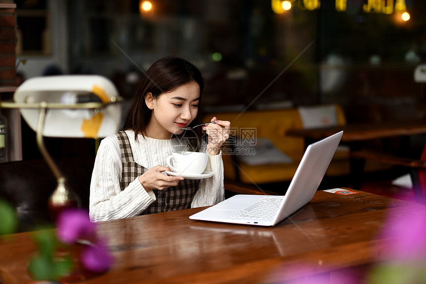 正在喝咖啡看电脑的美女图片