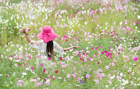 美女鲜花花海美女背影背景