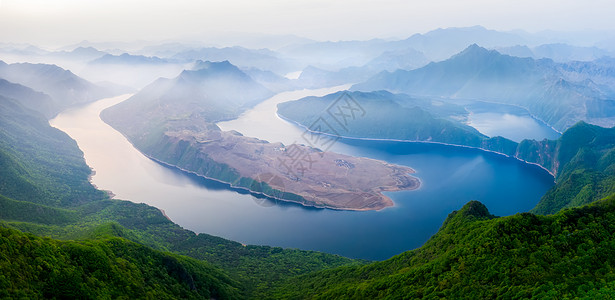 云雾缭绕山水风光背景