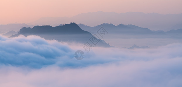 云山雾绕云雾缭绕山水风光背景
