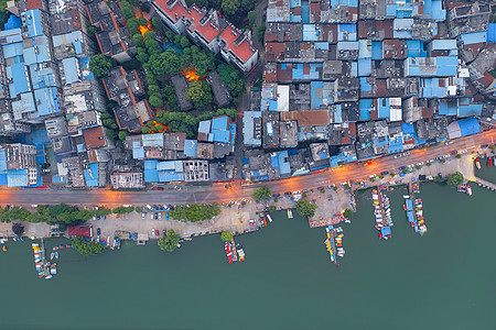 俯瞰湖边的小渔村背景图片